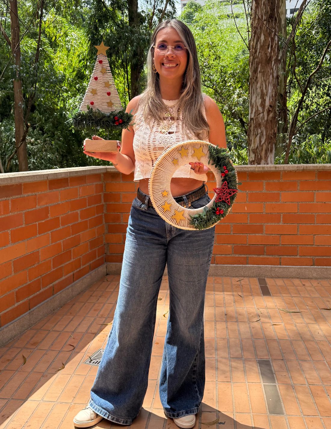 Estudiante con su corona navideña de macramé