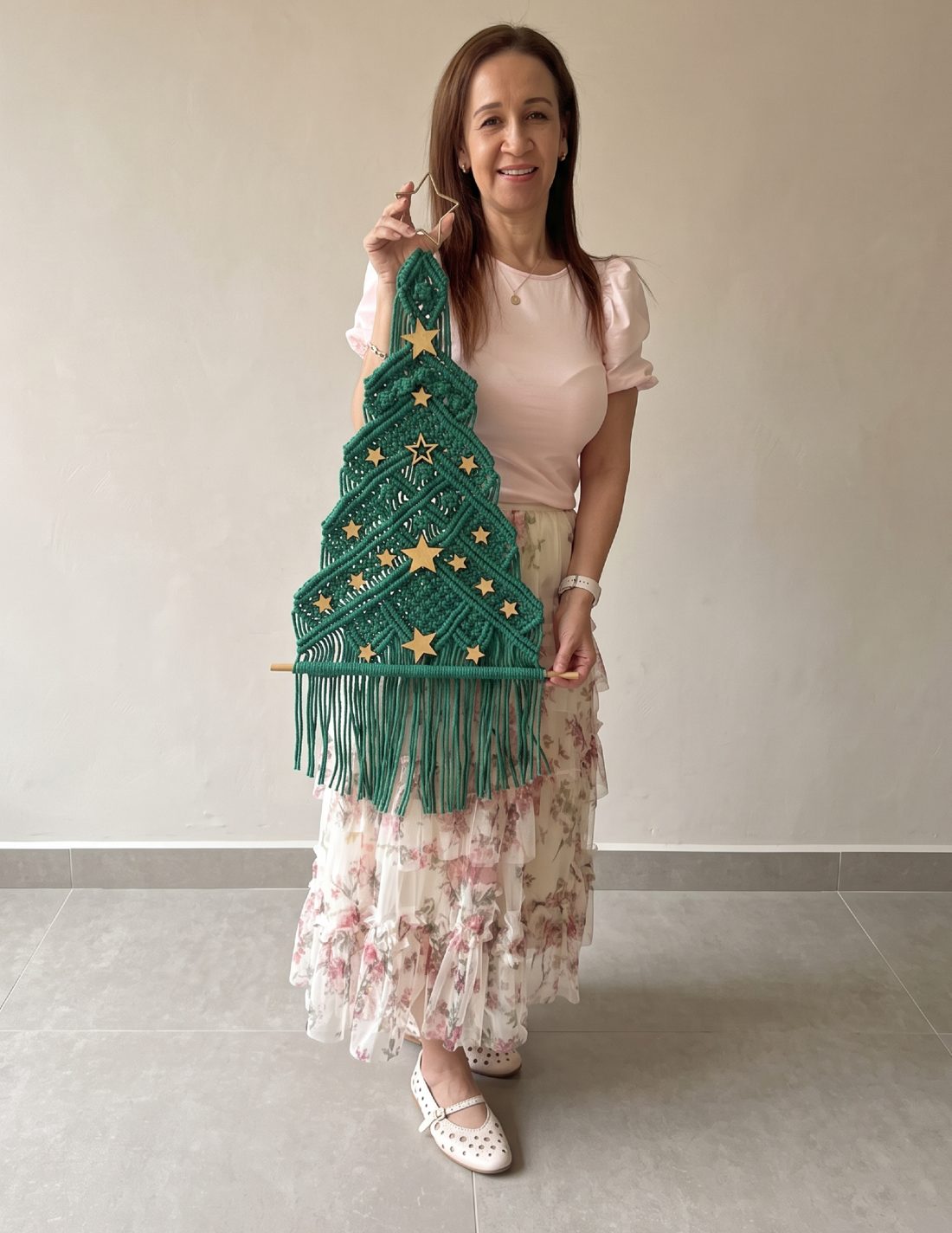 Estudiante mostrando su árbol de macramé