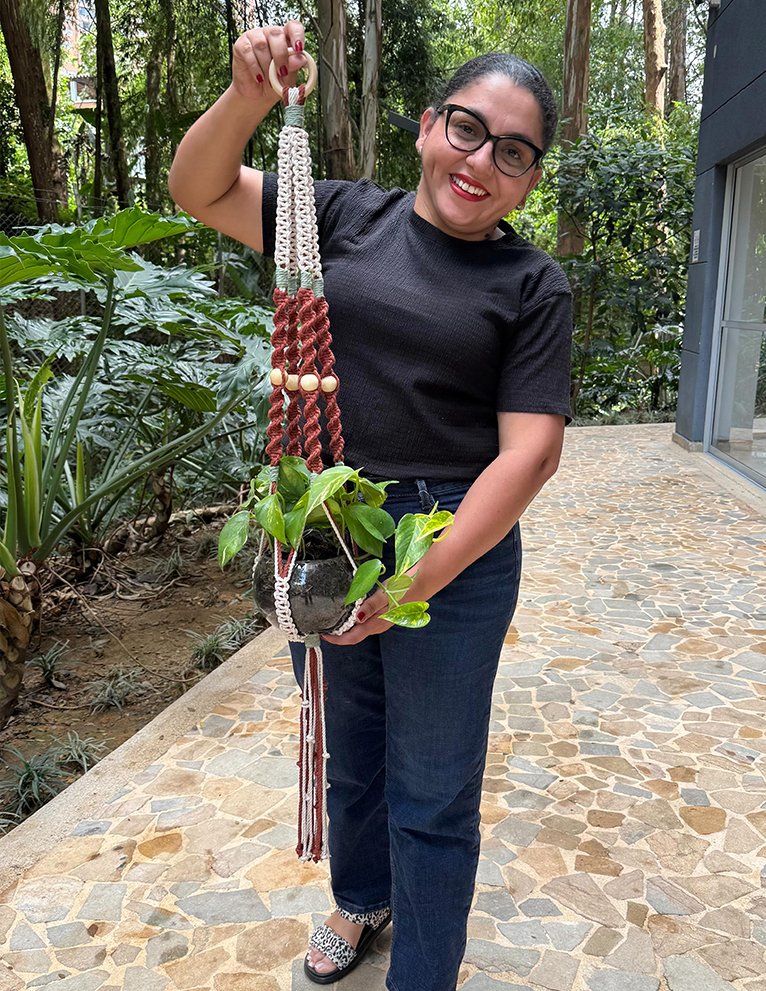 Estudiante con su colgante de macramé para plantas